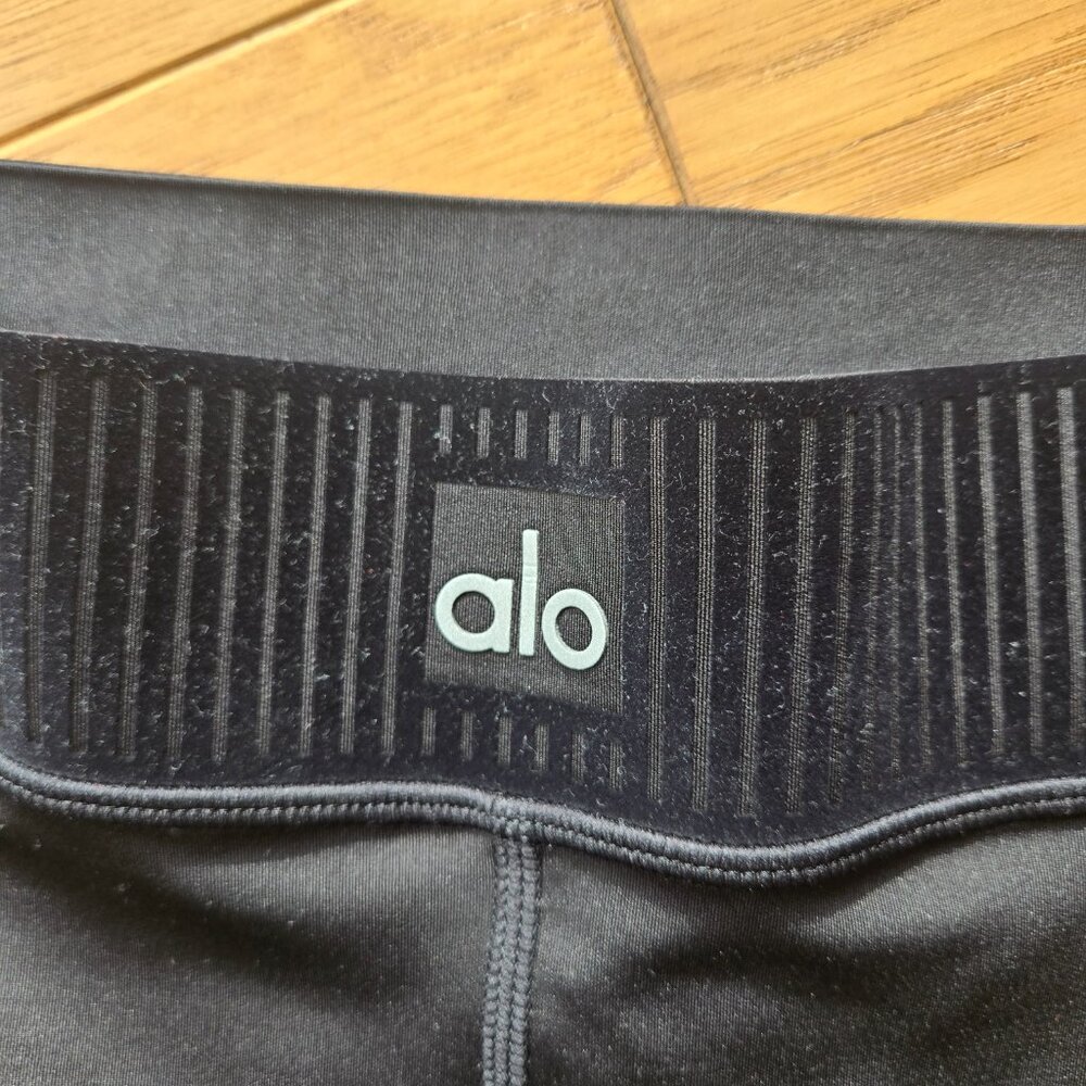 ALO Yoga Airlift High-Waist 7/8 Line Up Legging in Black - Picture 6 of 8